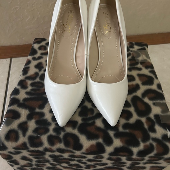 Rogue Heels/Pumps Condition 01 - Picture 2 of 9